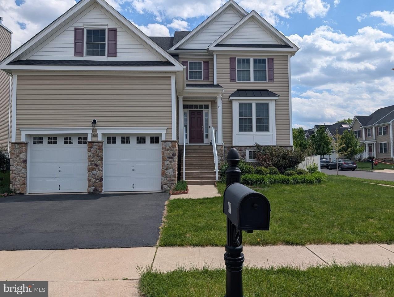47 Thomas Dr - Photo 2 of 25