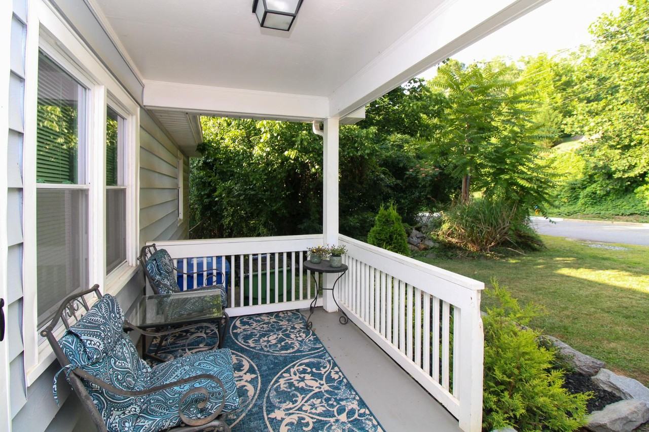 545 College St - Photo 3 of 11