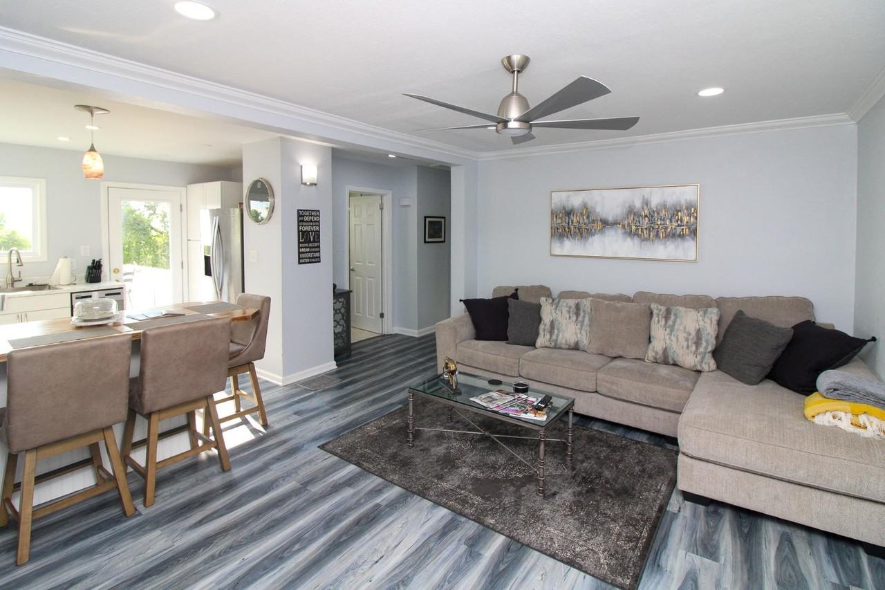 545 College St - Photo 4 of 11