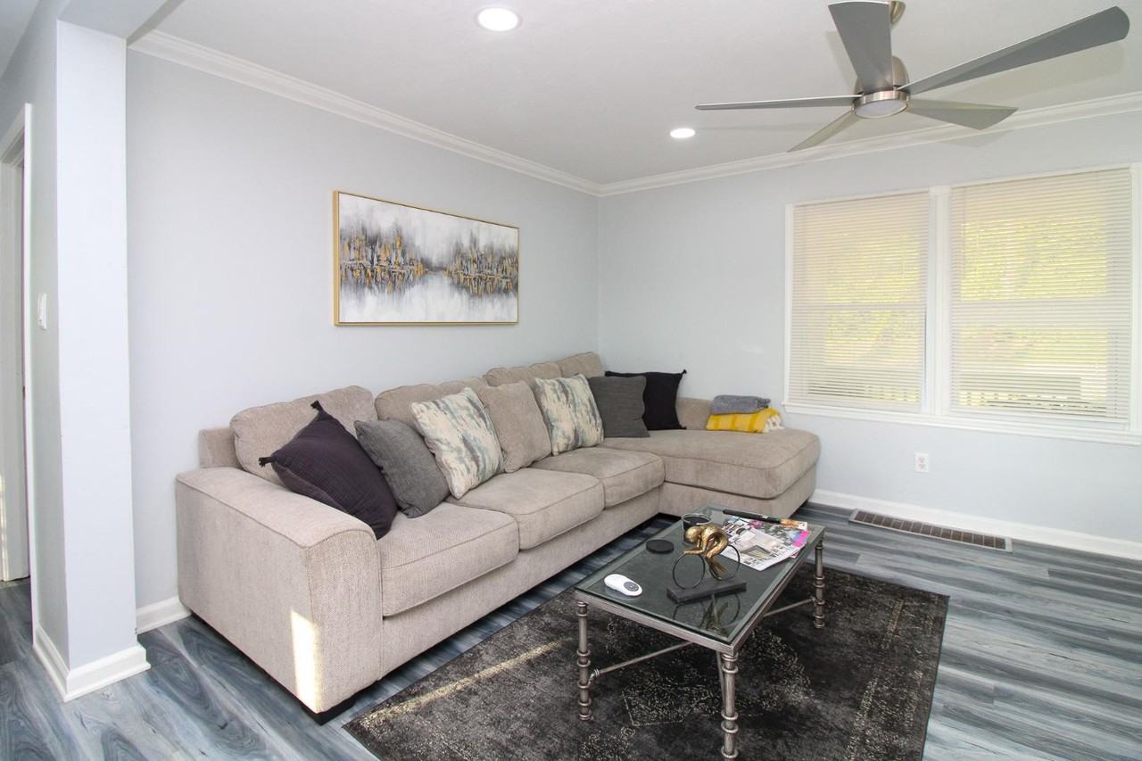 545 College St - Photo 5 of 11