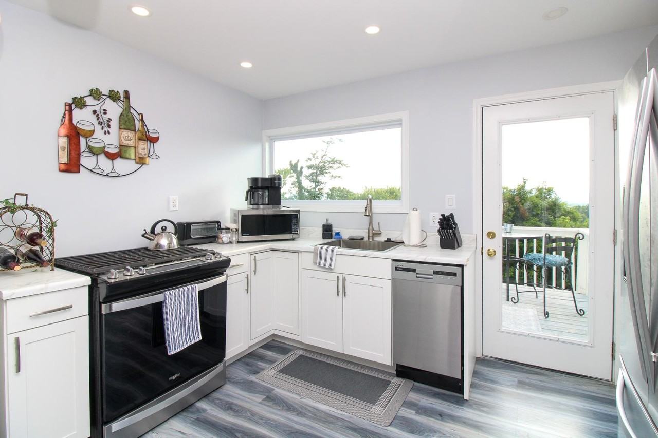 545 College St - Photo 6 of 11