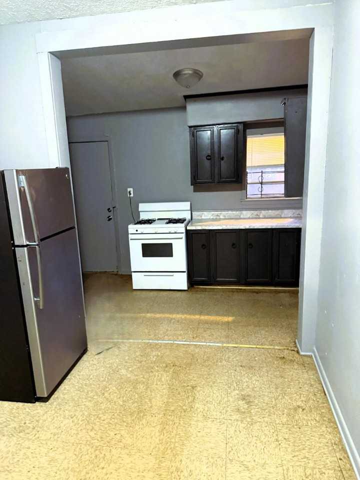 1224 Robinson Street - Photo 2 of 5