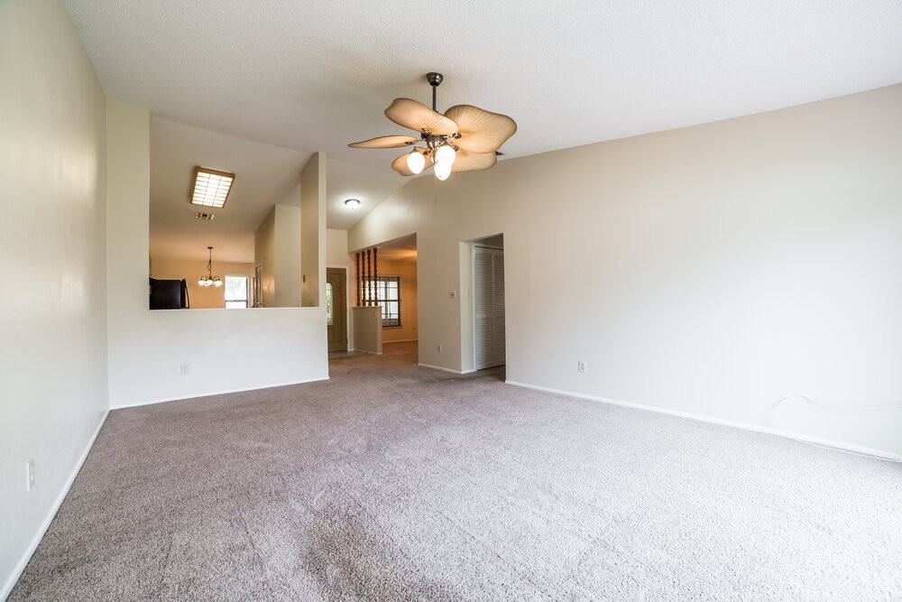 1029 Wainright Dr - Photo 4 of 15