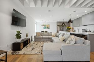 featured image of 4305 Roseland Ave