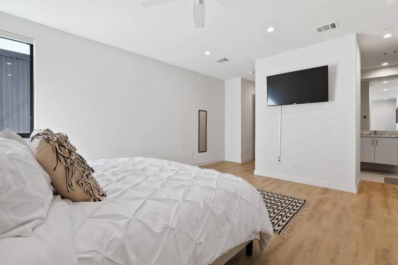4305 Roseland Ave #1583911P - Photo 4 of 38
