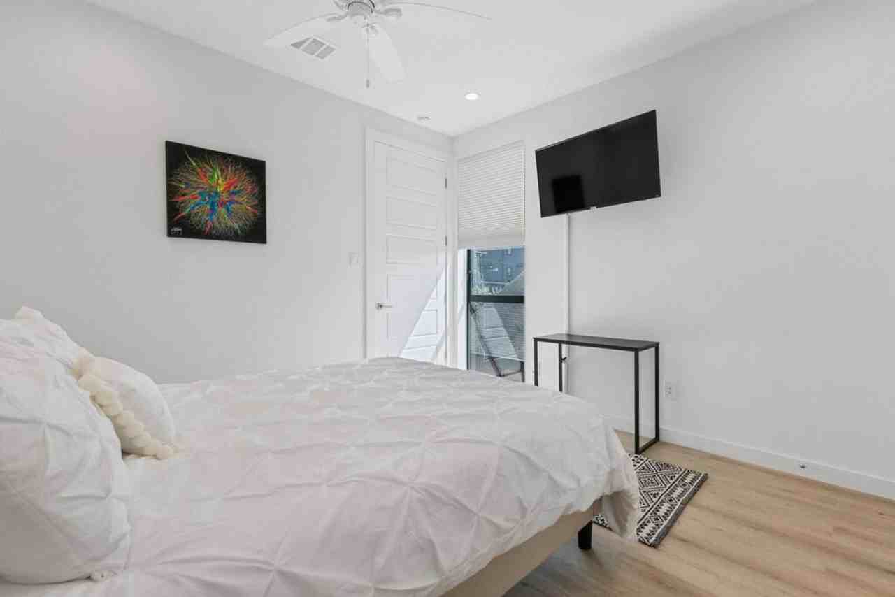 4305 Roseland Ave #1583911P - Photo 5 of 38