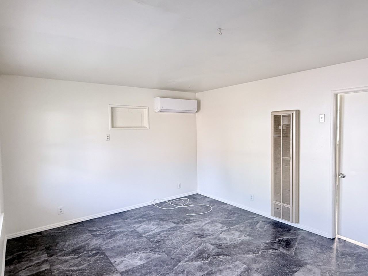 24448 Myers Ave - Photo 3 of 9