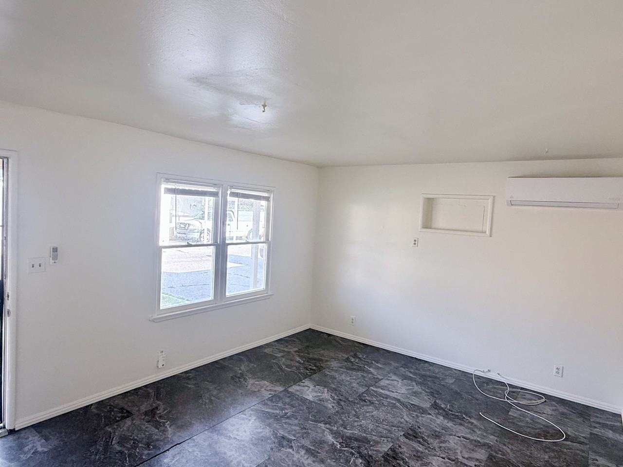 24448 Myers Ave - Photo 4 of 9