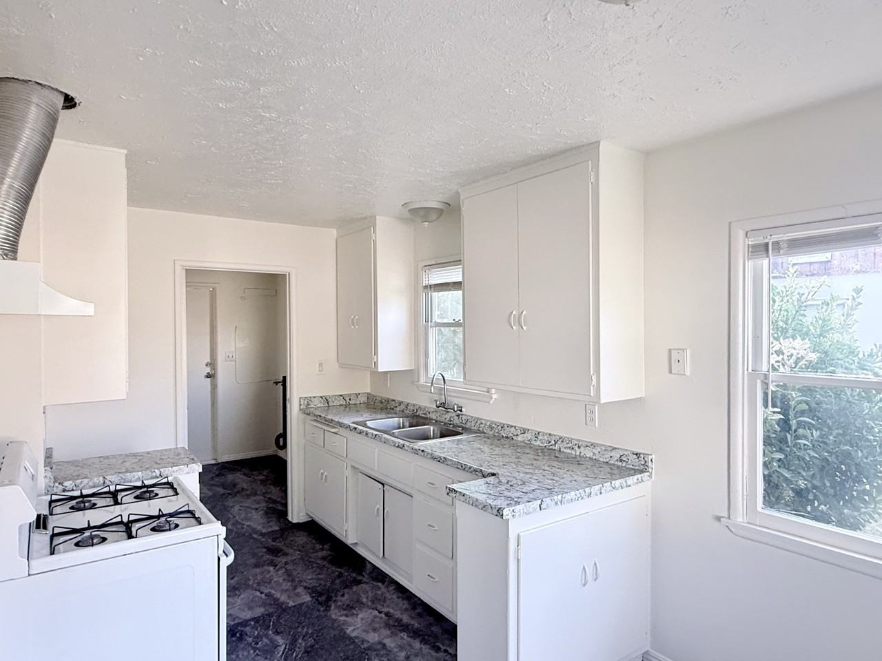 24448 Myers Ave - Photo 6 of 9