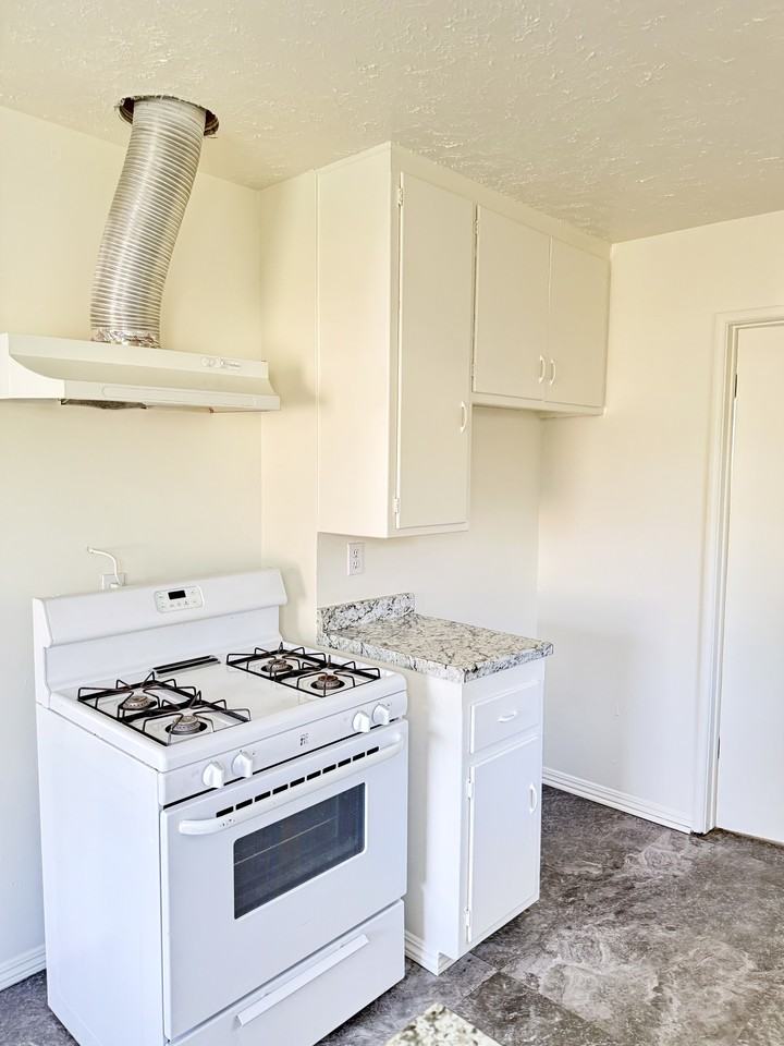 24448 Myers Ave - Photo 7 of 9