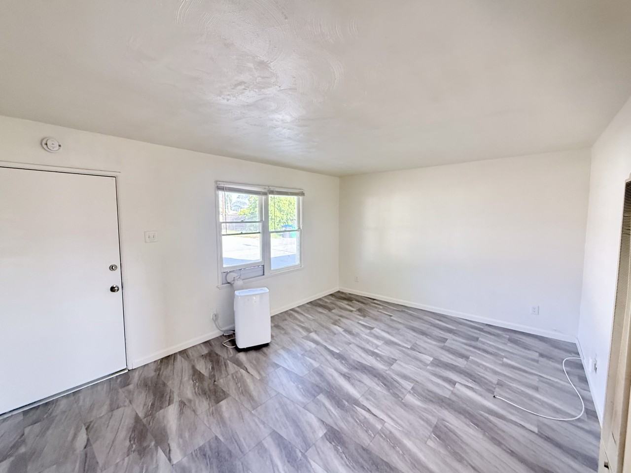 24452 Myers Ave - Photo 4 of 13