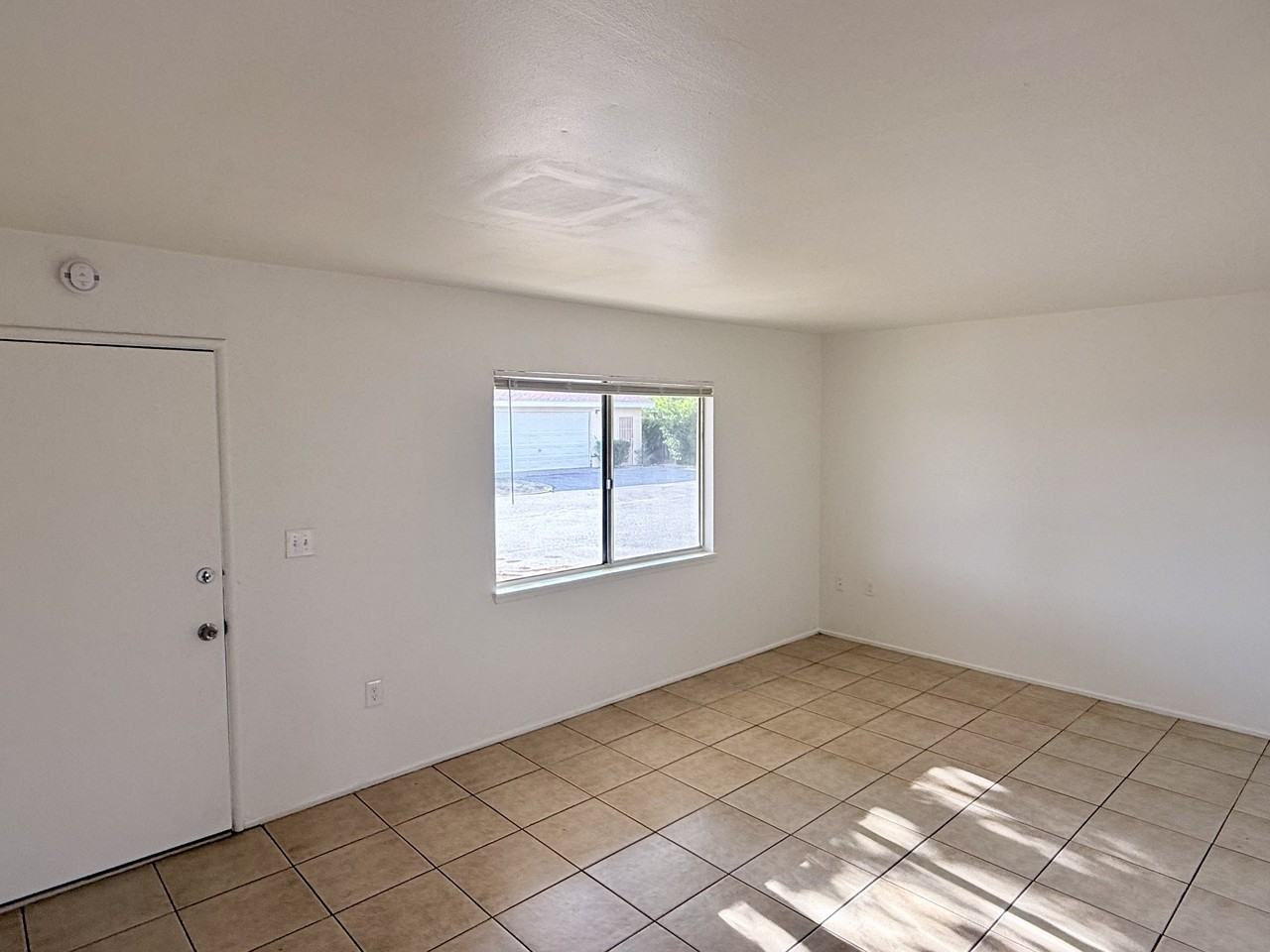 24458 Myers Ave - Photo 4 of 11