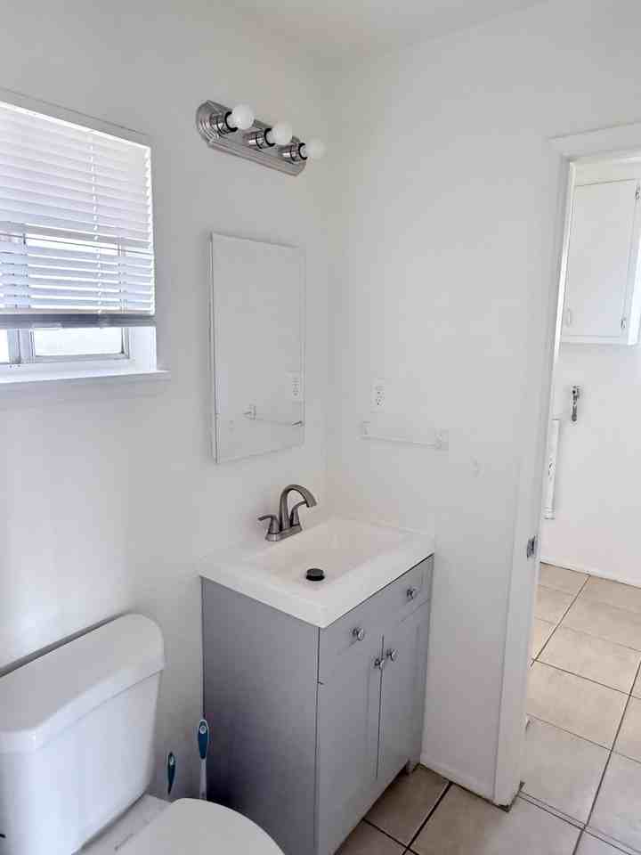 24458 Myers Ave - Photo 7 of 11