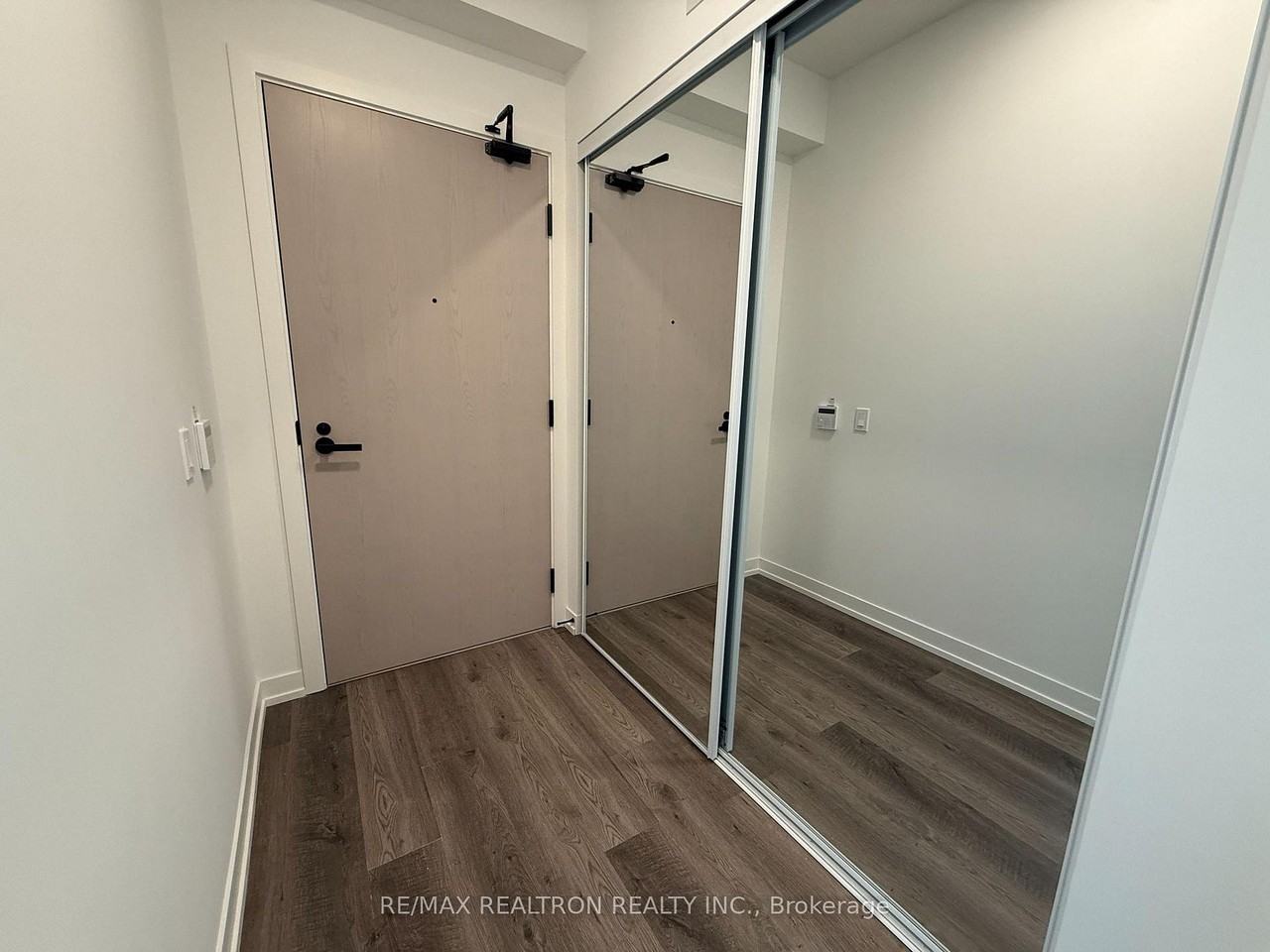 8 Interchange Way - Photo 5