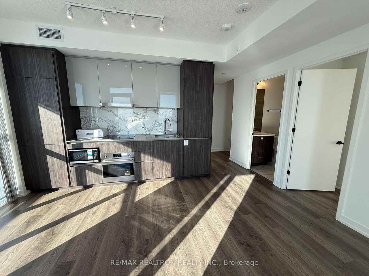 8 Interchange Way - Photo 2