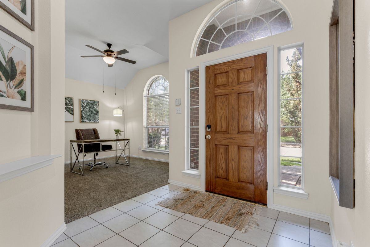 1438 Royal Oaks Dr - Photo 3 of 25