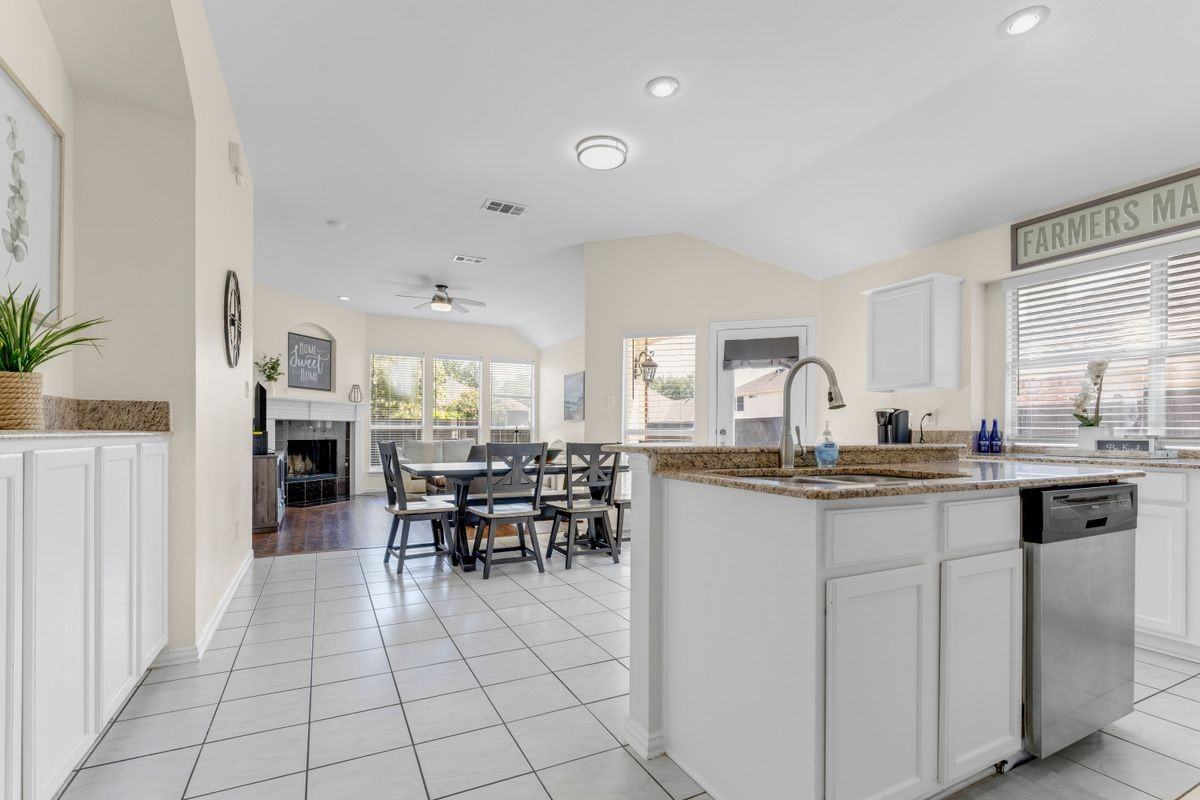 1438 Royal Oaks Dr - Photo 4 of 25