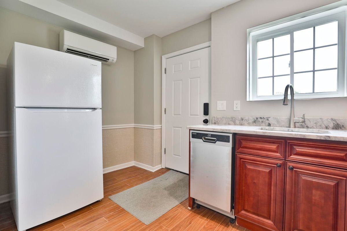 41A Howe Ln - Photo 3 of 15