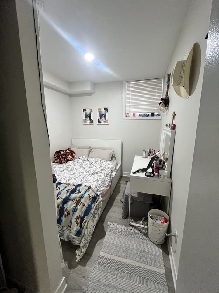 296 Somerset Street East - Photo 5 of 8