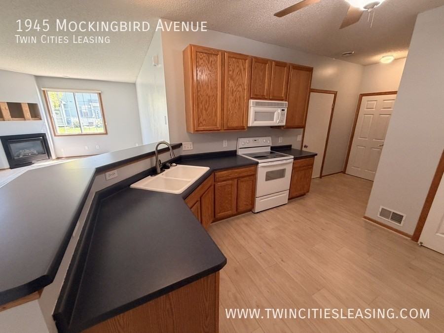1945 Mockingbird Ave - Photo 5 of 27
