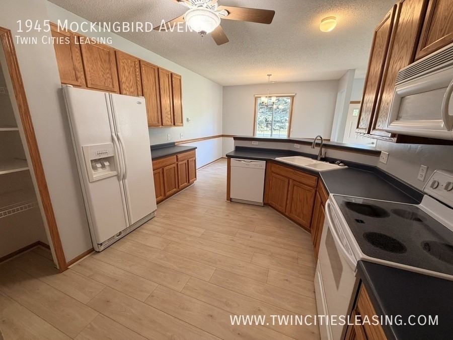 1945 Mockingbird Ave - Photo 7 of 27