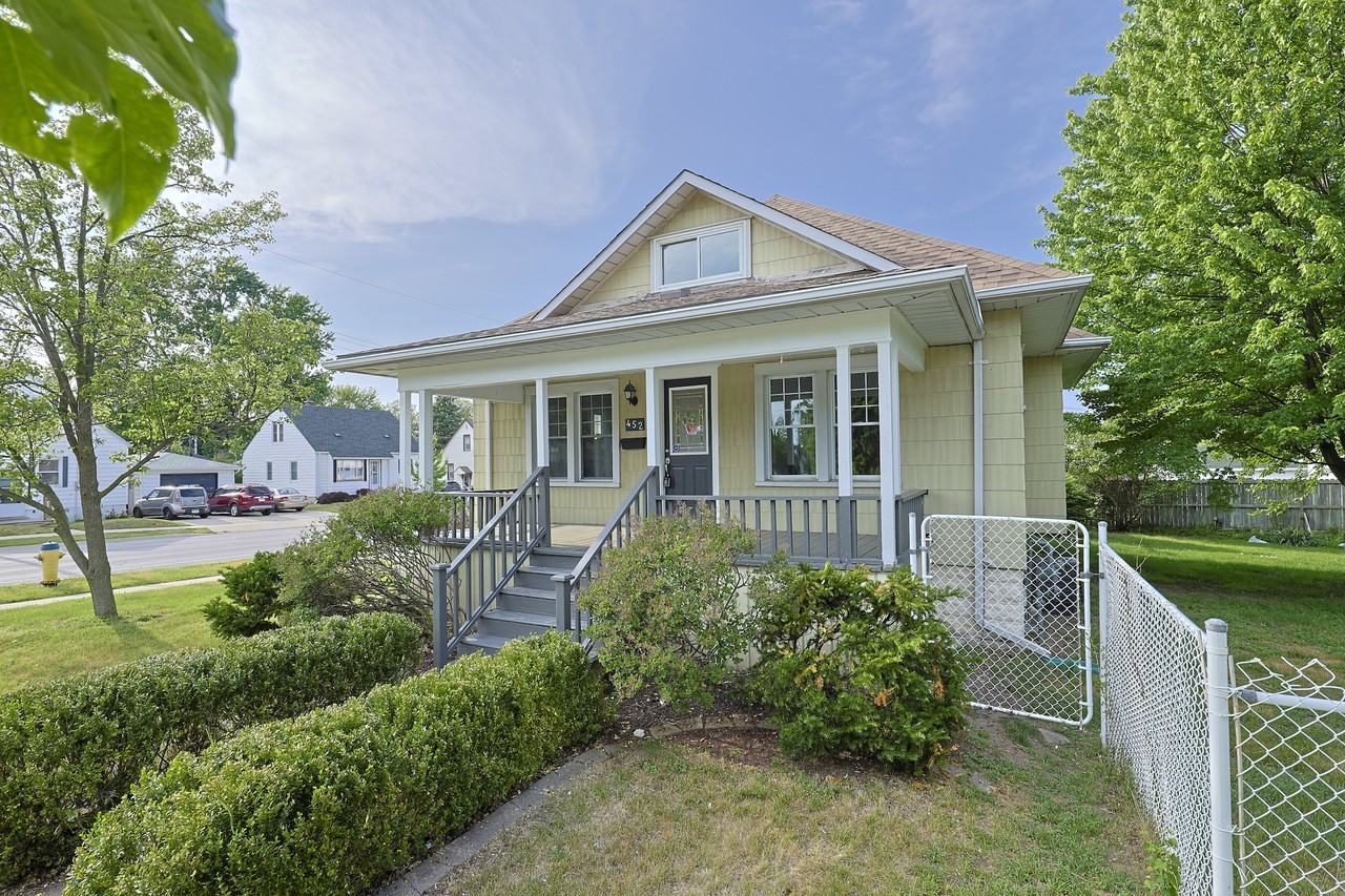 452 Nelson St - Photo 4 of 21