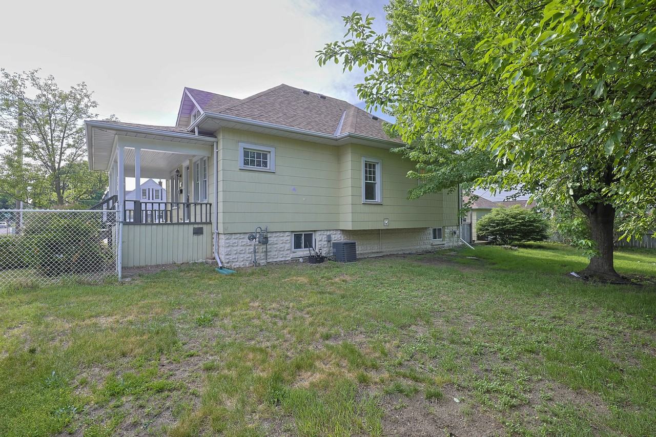 452 Nelson St - Photo 5 of 21