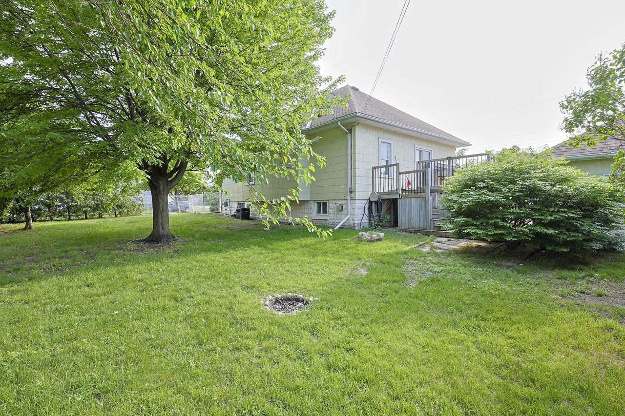 452 Nelson St - Photo 6 of 21