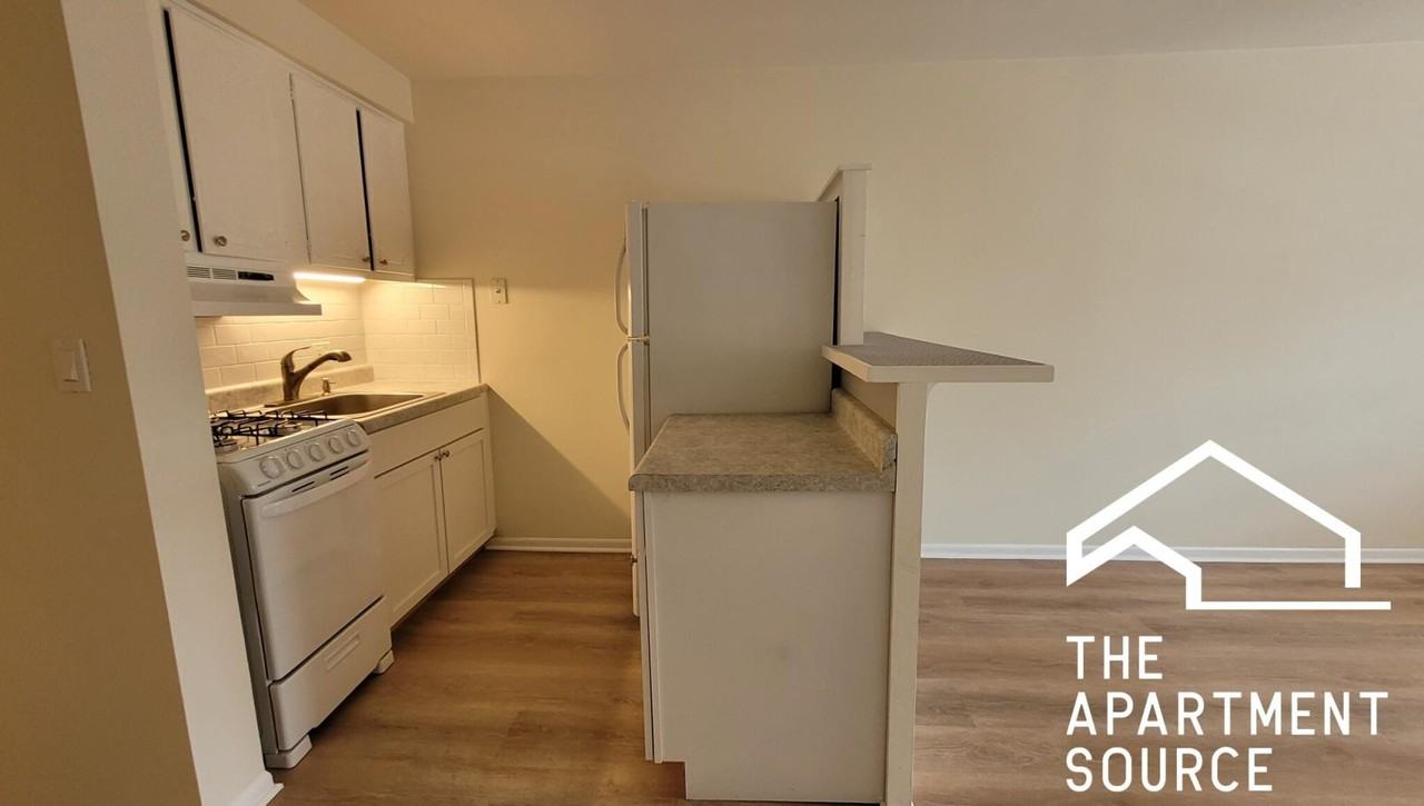 1039 College Ave #10W - Photo 3 of 14