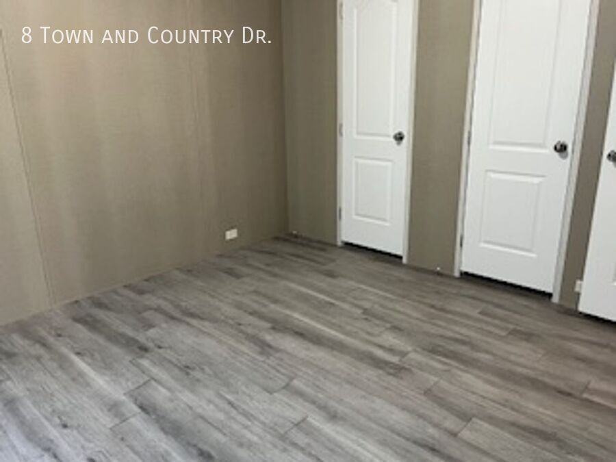 8 Town And Country Dr - Photo 2 of 12