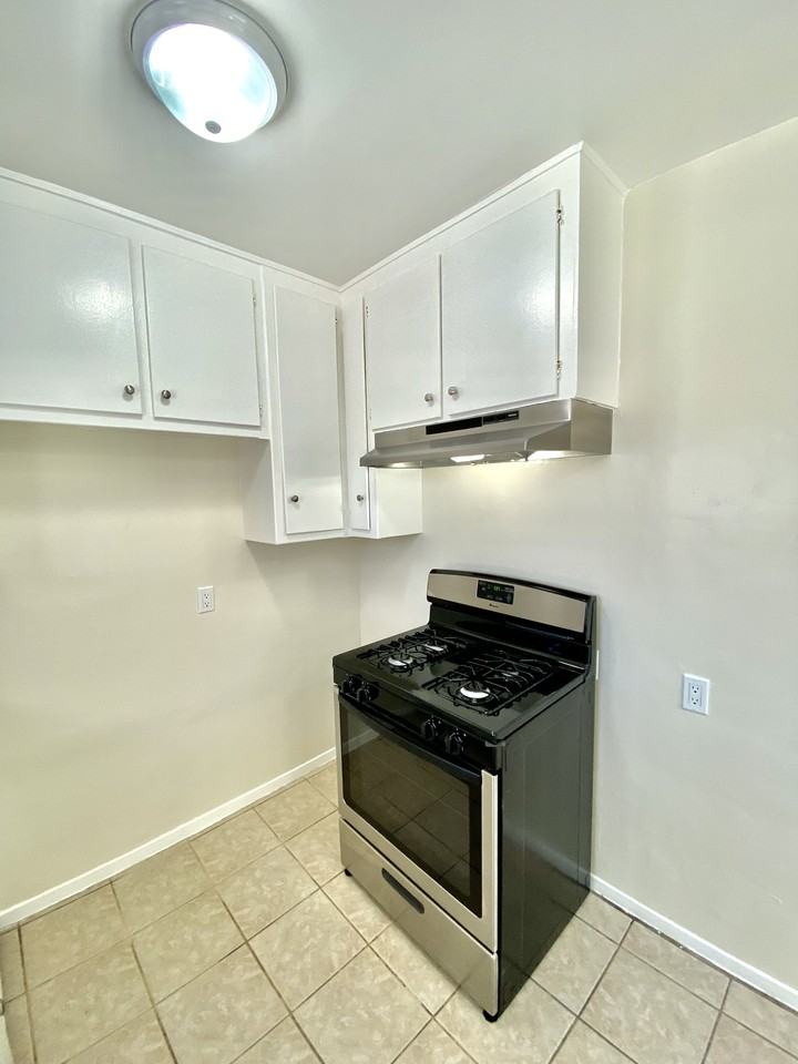 1579 Chestnut Ave - Photo 4 of 11