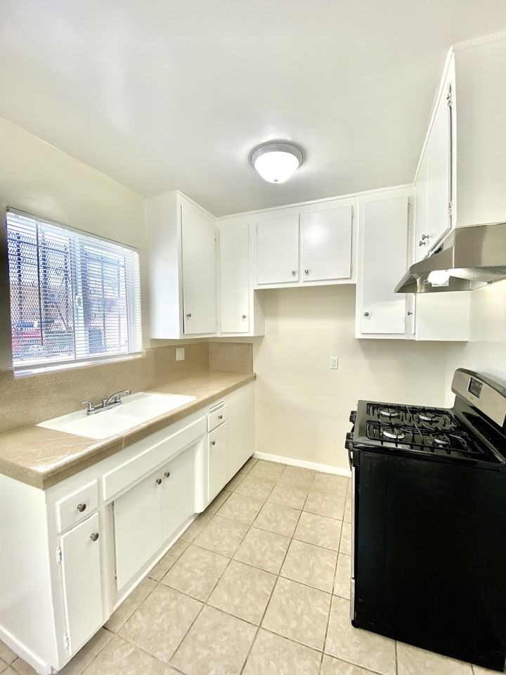 1579 Chestnut Ave - Photo 5 of 11
