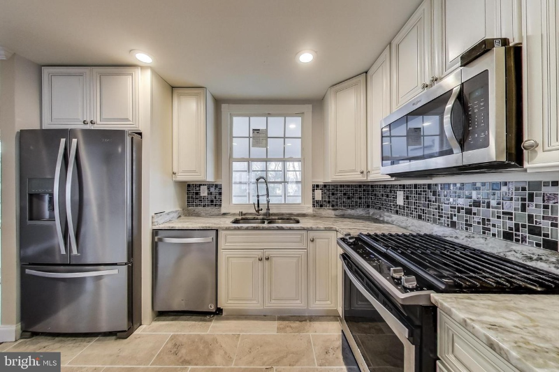 10104 51st Ave - Photo 5 of 13