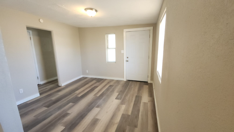 1033 Franklin St - Photo 3 of 12