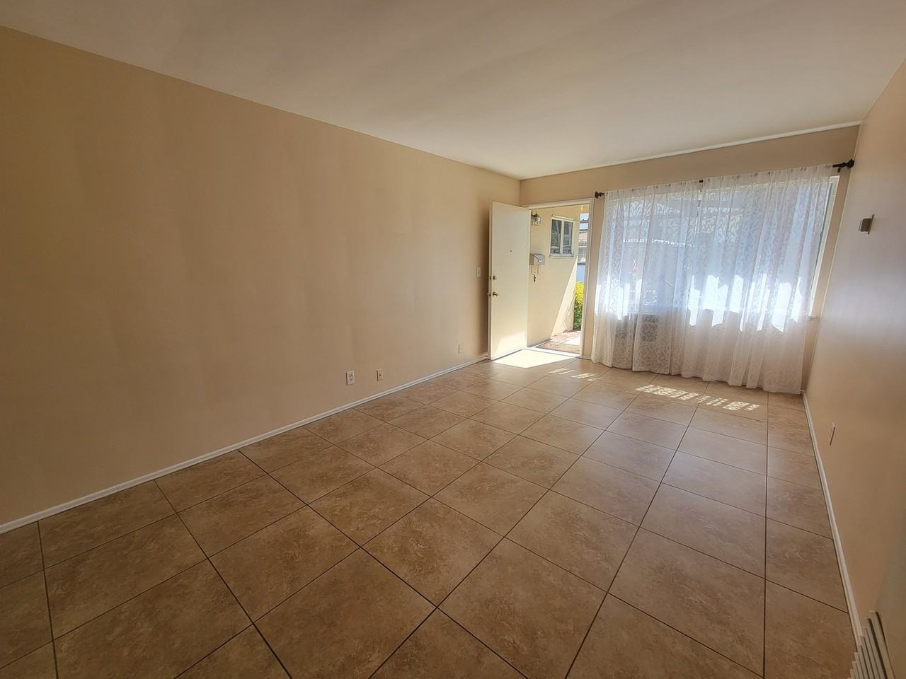 13652 1/2 Wyandotte St #652-1-2W - Photo 3 of 11