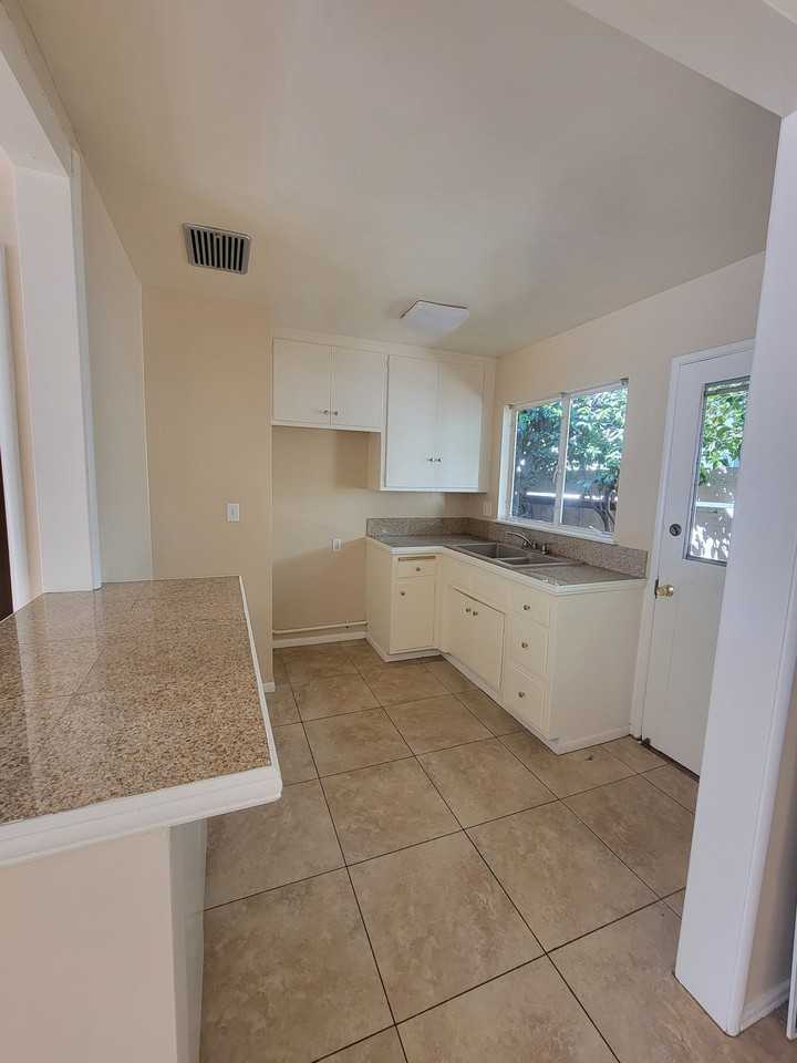13652 1/2 Wyandotte St #652-1-2W - Photo 4 of 11