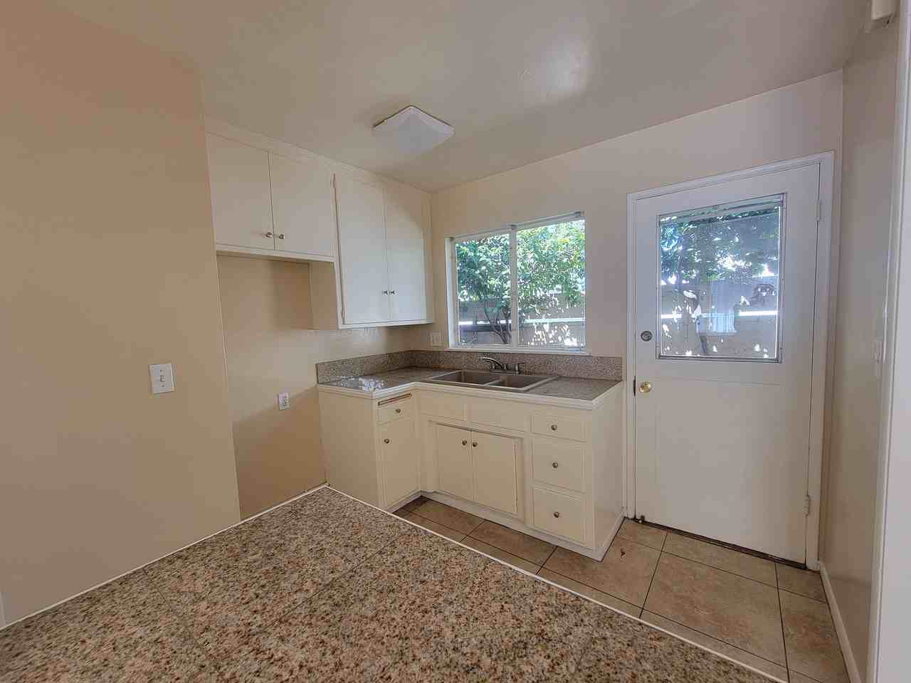13652 1/2 Wyandotte St #652-1-2W - Photo 5 of 11