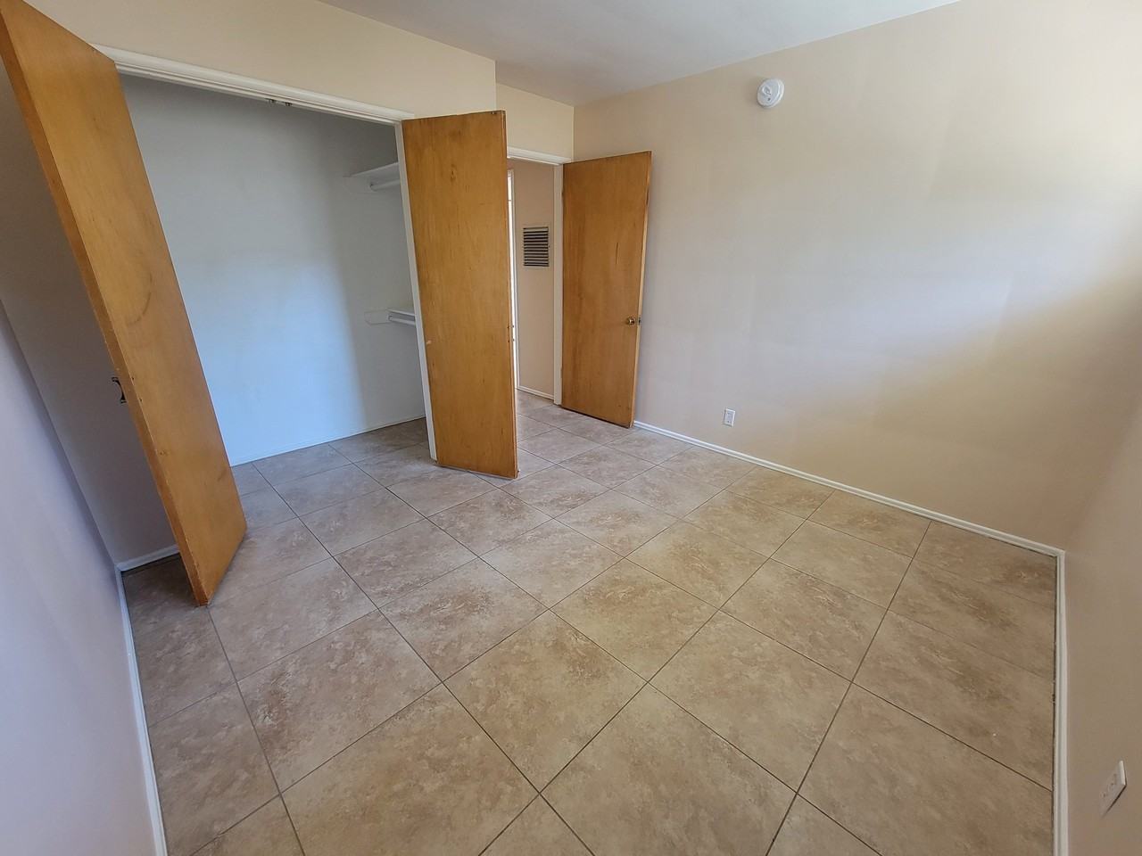 13652 1/2 Wyandotte St #652-1-2W - Photo 6 of 11