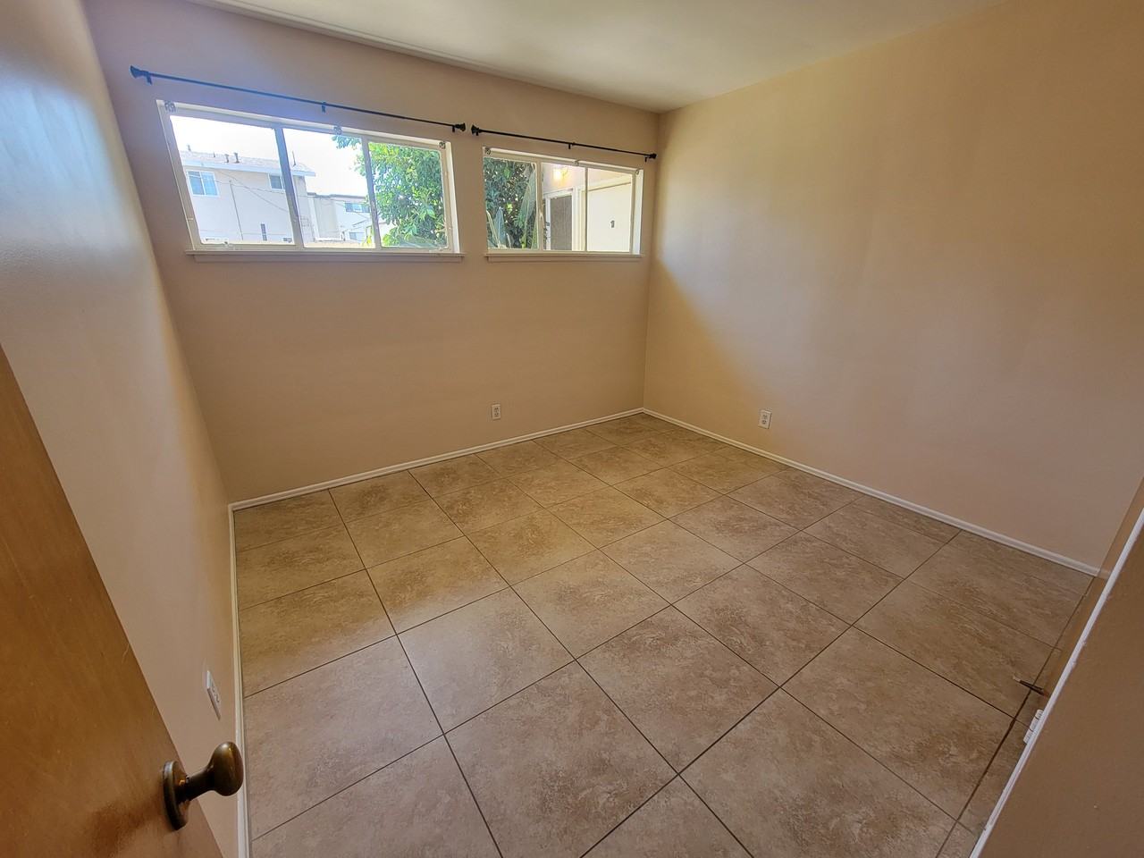 13652 1/2 Wyandotte St #652-1-2W - Photo 7 of 11