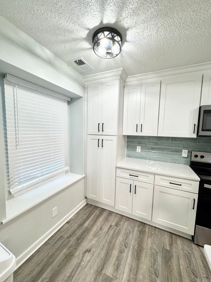 3675 Sylvan Ln - Photo 2 of 15