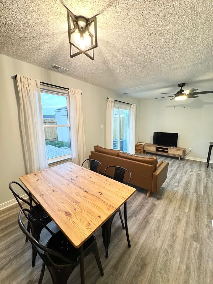 3675 Sylvan Ln - Photo 4 of 15