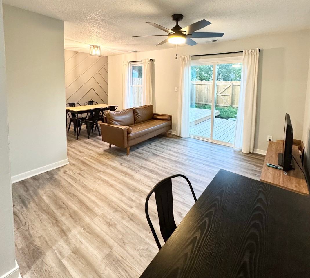 3675 Sylvan Ln - Photo 5 of 15