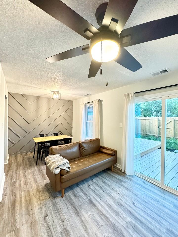 3675 Sylvan Ln - Photo 6 of 15