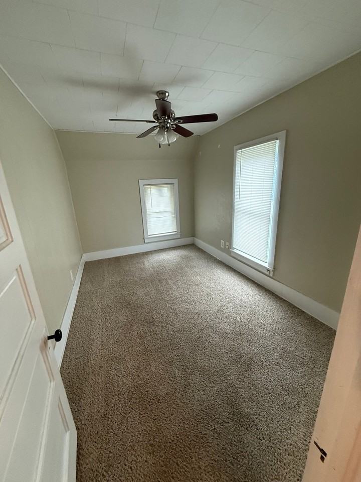 409 Douglas St - Photo 6 of 12