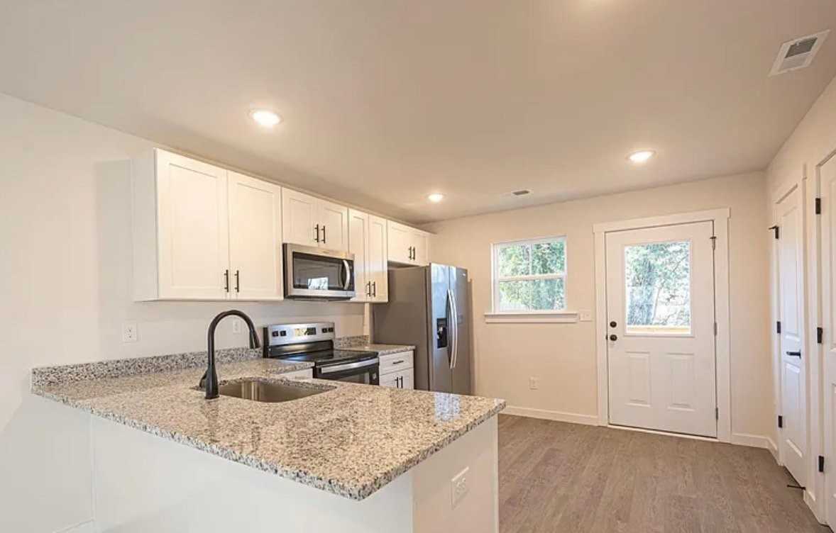 1038 12th St Ne - Photo 5 of 10