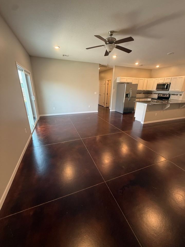 614 N Grandstone St - Photo 2 of 17
