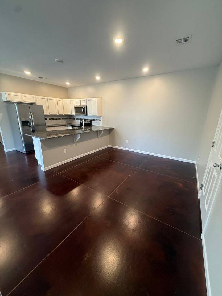 614 N Grandstone St - Photo 3 of 17