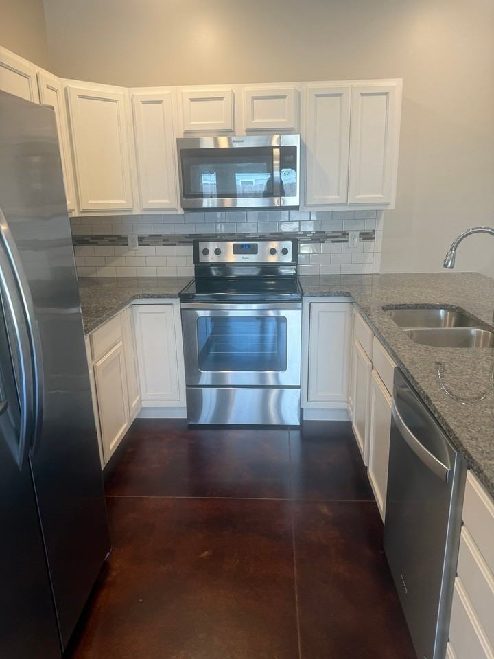 614 N Grandstone St - Photo 4 of 17