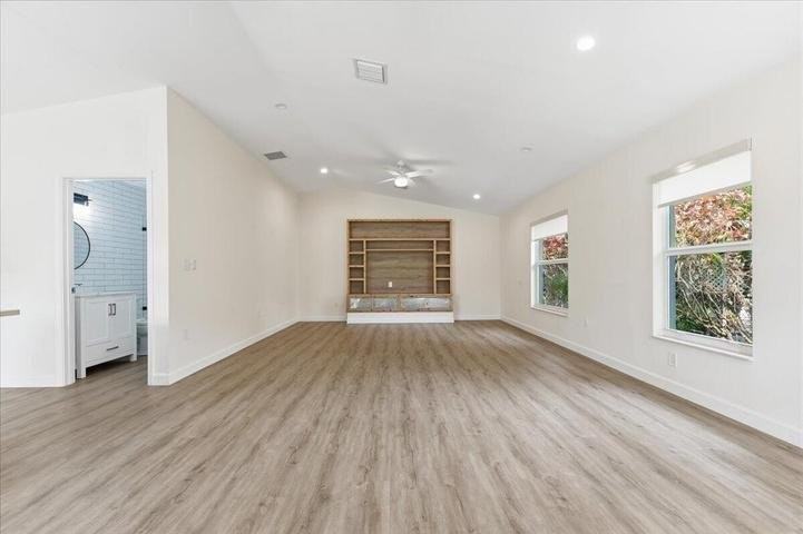 530 Ne 3rd Ave - Photo 3 of 8