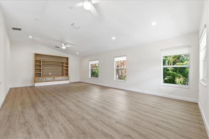 530 Ne 3rd Ave - Photo 5 of 8